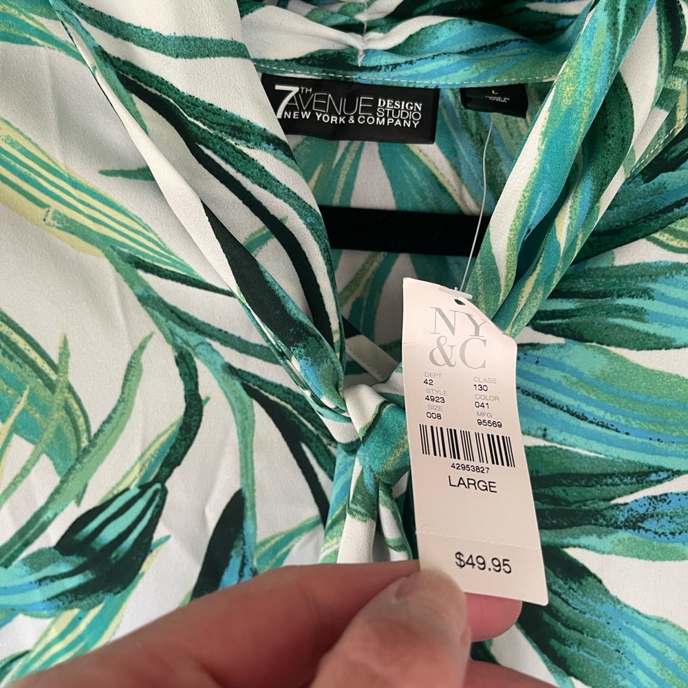 NY&Co 7th Avenue Design Studio Green Leaf Print Women's Top - Picture 2 of 6